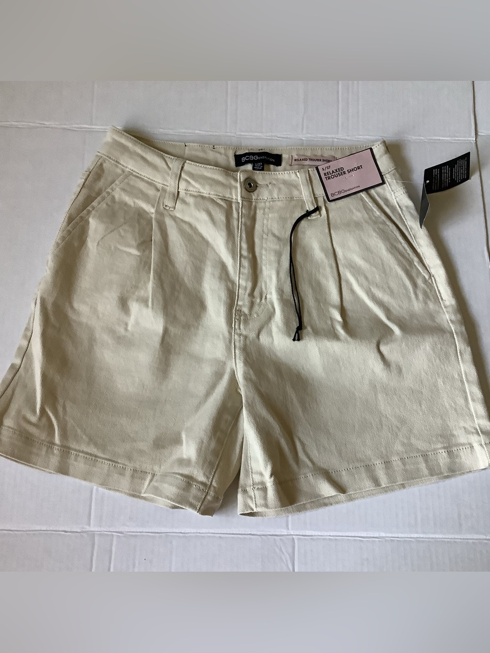 NWT BCBGeneration Beige Pleated Relaxed Trouser Shorts Cream Khaki Size 5 / 27
